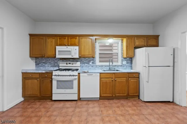 $2,400 | 552 Franklin Street, Unit 1, Elizabeth Port, NJ 07206