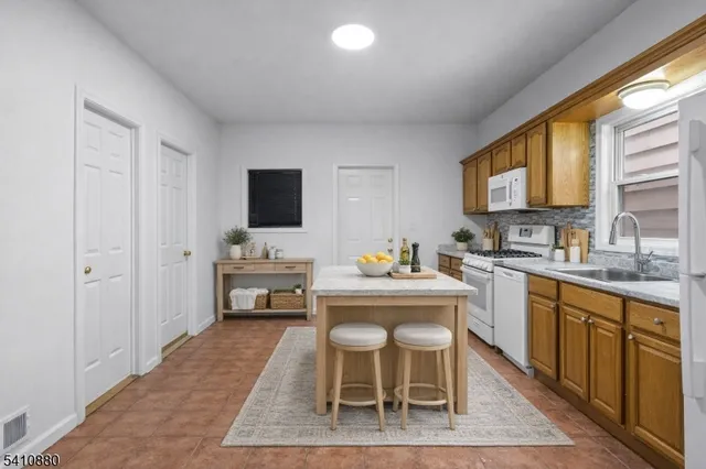 $2,400 | 552 Franklin Street, Unit 1, Elizabeth Port, NJ 07206