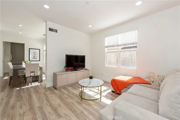 $4,800 | 94 Chantilly, Irvine, CA 92620