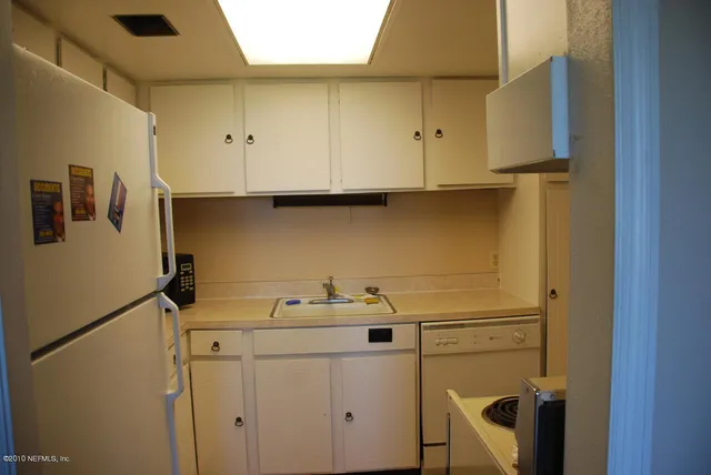 $1,900 | 2325 Costa Verde Boulevard, Unit 201, Jacksonville Beach, FL 32250