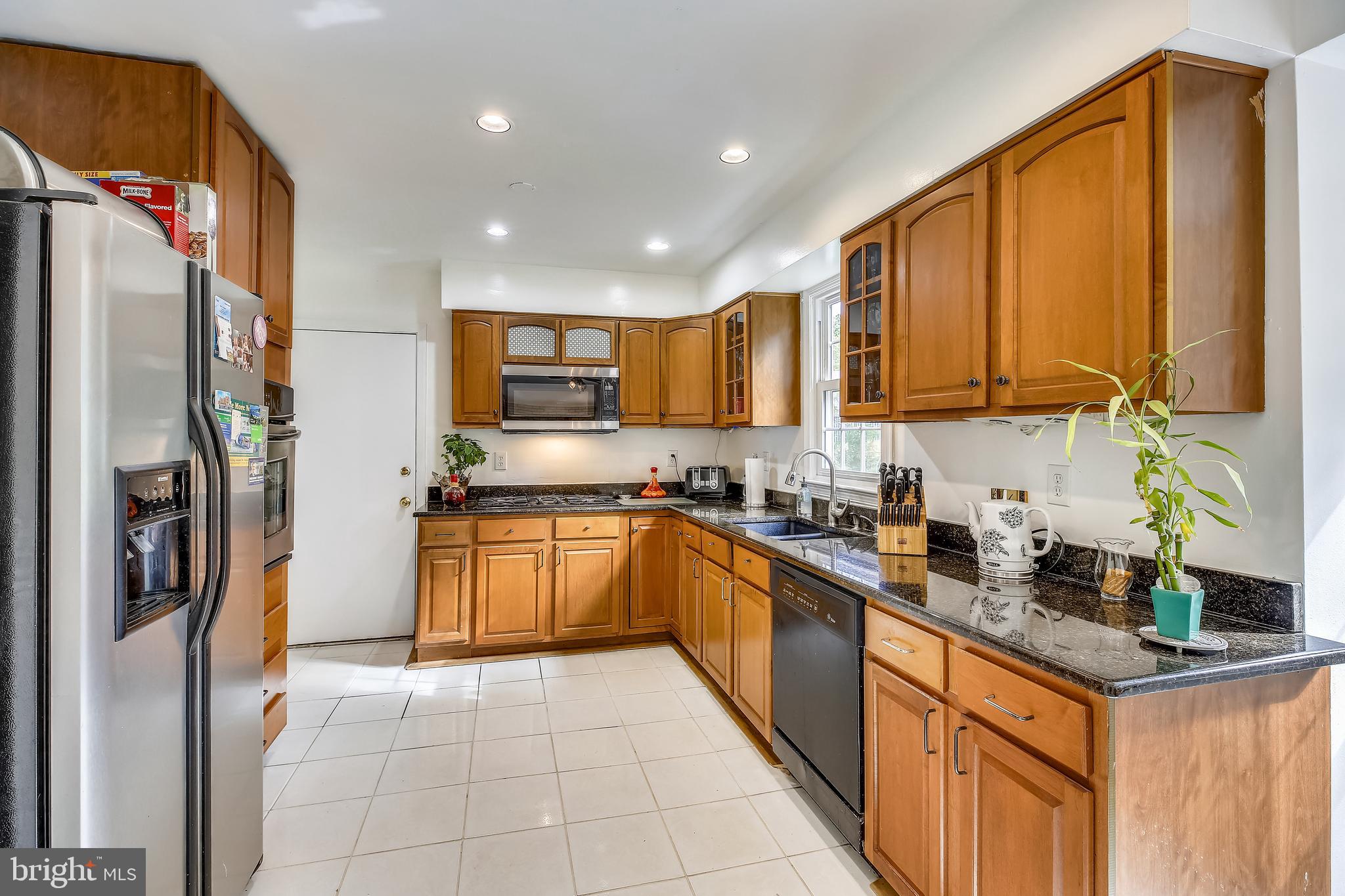 13605 Wagon Way Silver Spring, MD 20906 - Photo 10 of 41 Large Granite Kitchen