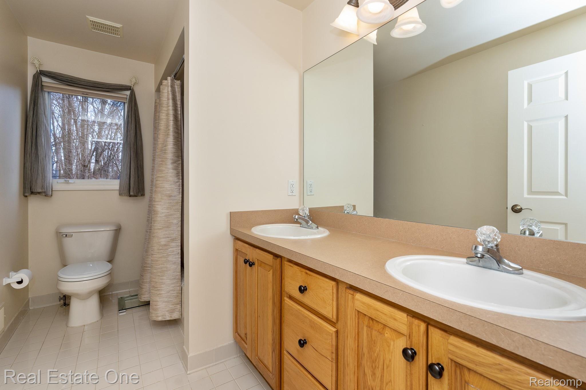 420 Roundview Drive Rochester, MI 48307 - Photo 29 of 49 Roundview MLS-W044.jpg