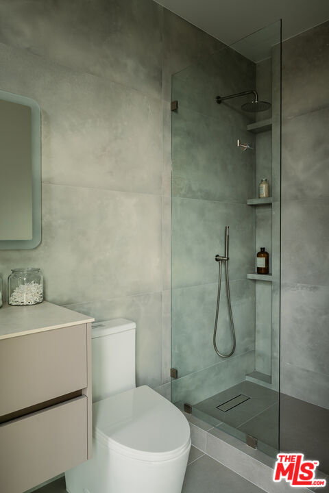 9919 Girla Way Los Angeles, CA 90064 - Photo 21 of 31 a bathroom with a sink a toilet and shower