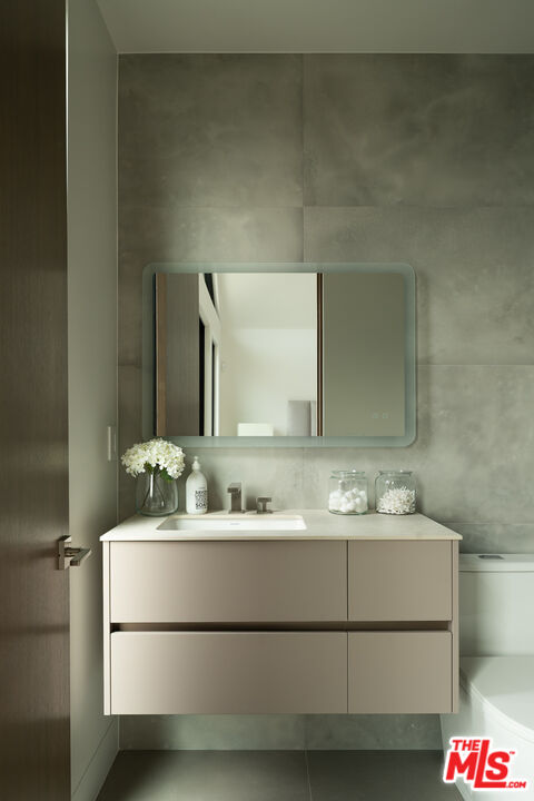 9919 Girla Way Los Angeles, CA 90064 - Photo 23 of 31 a bathroom with a sink and a mirror