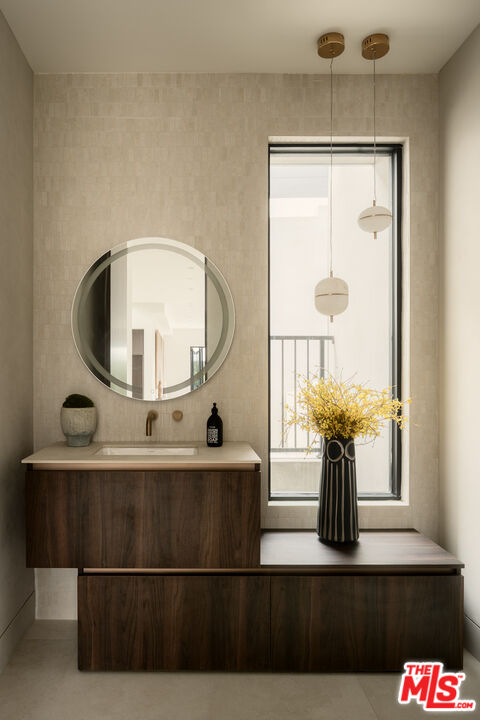 9919 Girla Way Los Angeles, CA 90064 - Photo 10 of 31 a vase of flowers sitting on a table