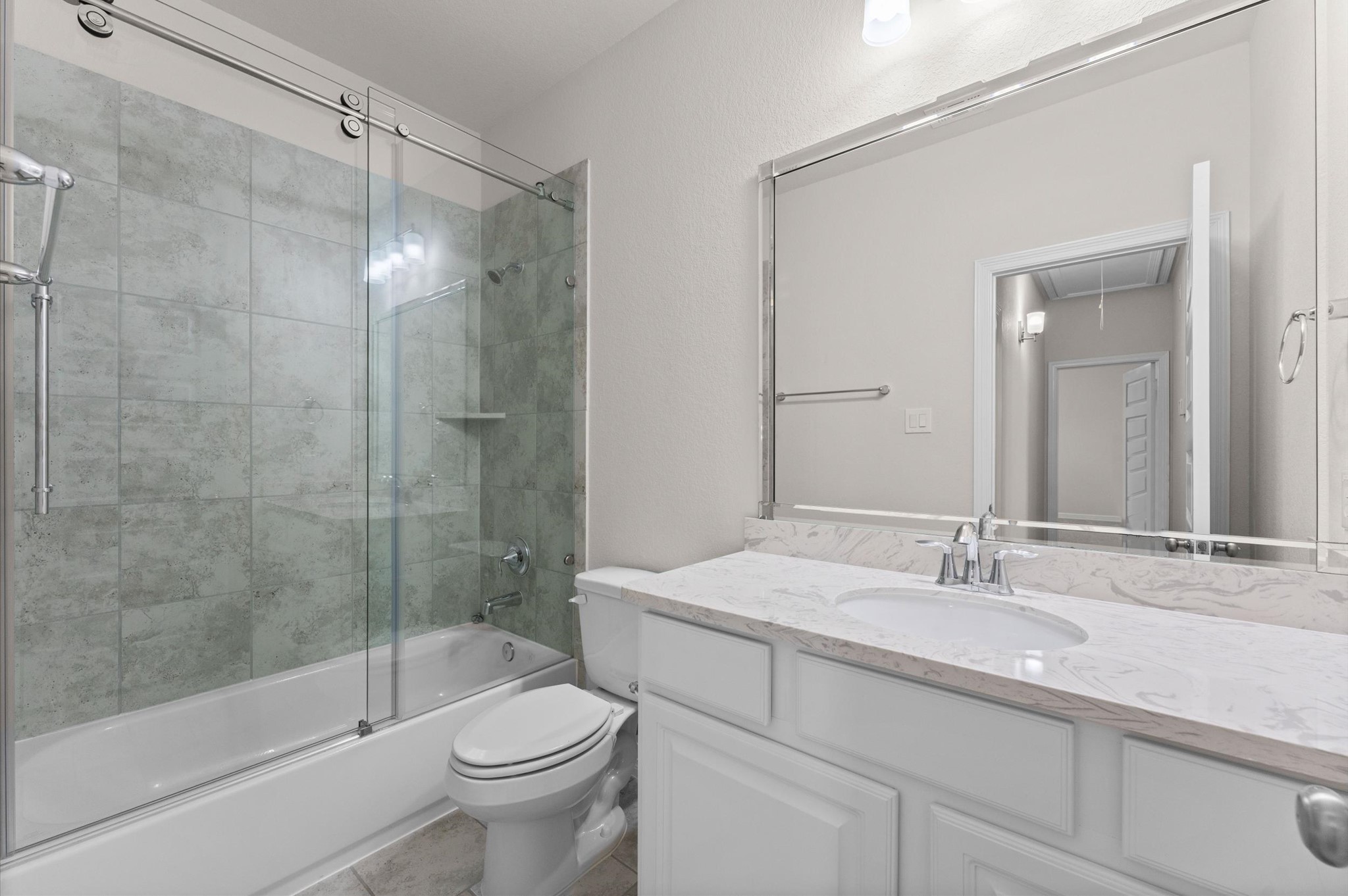 10106 Blythe Street Rosharon, TX 77583 - Photo 32 of 46 Upstairs guest bathroom