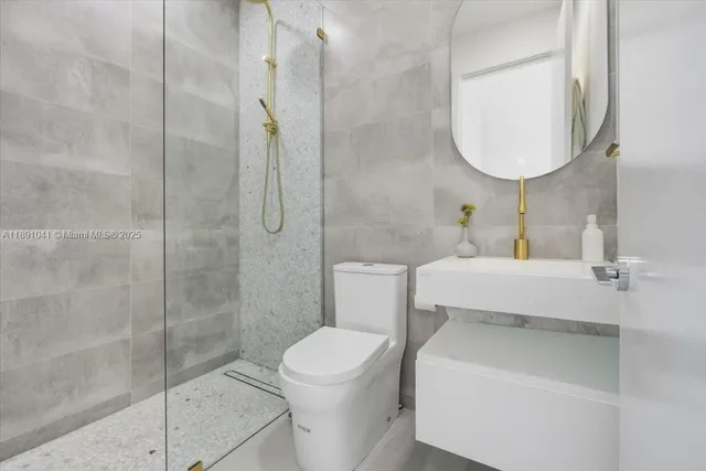 a view of a livingroom with furniture window and outside view