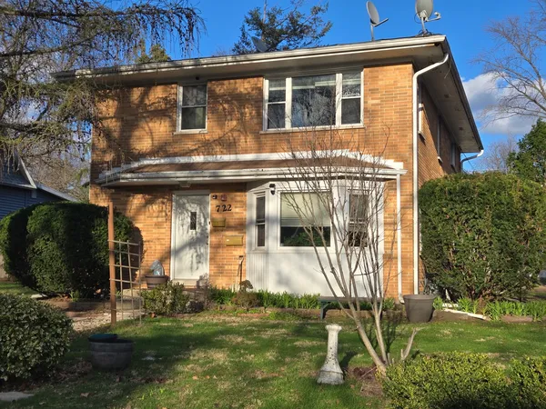 $2,300 | 722 North Center Street, Unit 1, Naperville, IL 60563