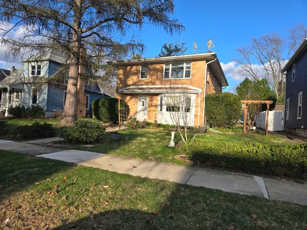 $2,300 | 722 North Center Street, Unit 103, Naperville, IL 60563