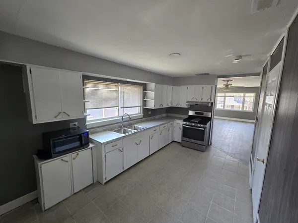 $2,300 | 722 North Center Street, Unit 103, Naperville, IL 60563