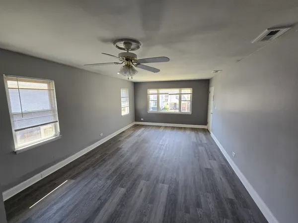 $2,300 | 722 North Center Street, Unit 103, Naperville, IL 60563