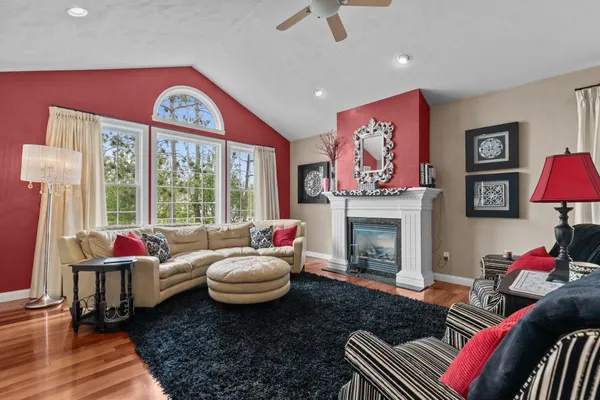 $599,900 | 421 South Pine Grove Lane, Hortonville, WI 54944