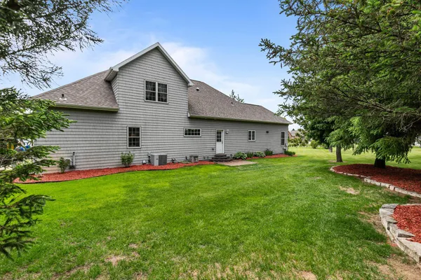 $599,900 | 421 South Pine Grove Lane, Hortonville, WI 54944