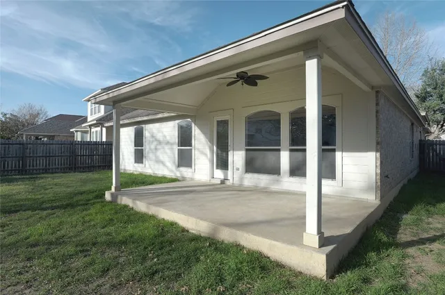 a view of a house with backyard
