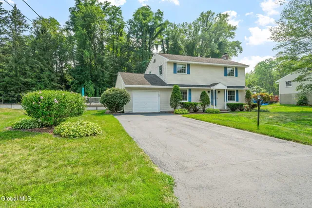 $425,000 | 6 Colonial Drive, Halfmoon, NY 12065