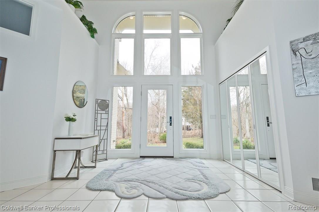36195 Howard Road Farmington, MI 48331 - Photo 15 of 71 Foyer Entry