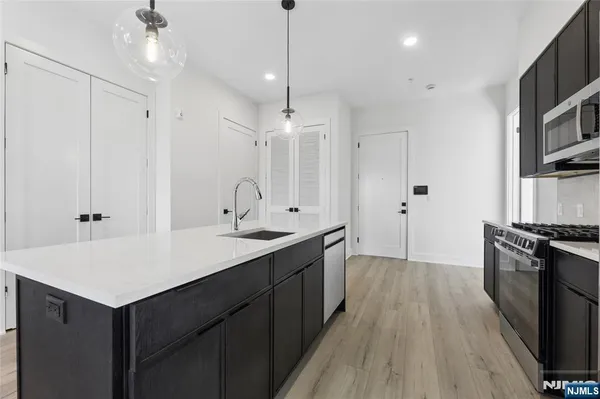 $2,800 | 487 Market Street, Unit 202, Saddle Brook, NJ 07663