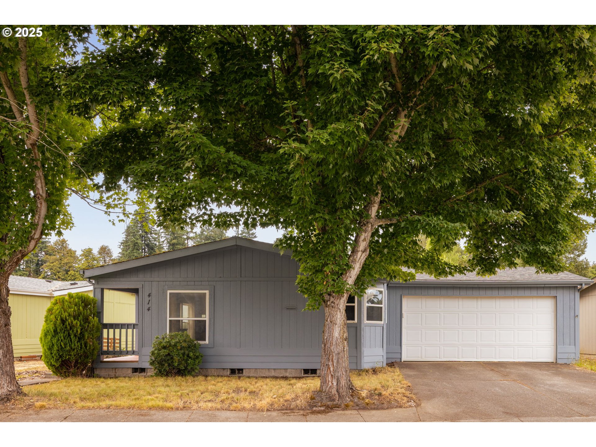 1655 South Elm Street Canby, OR 97013 - Photo 1 of 32 a front view of a house with garden