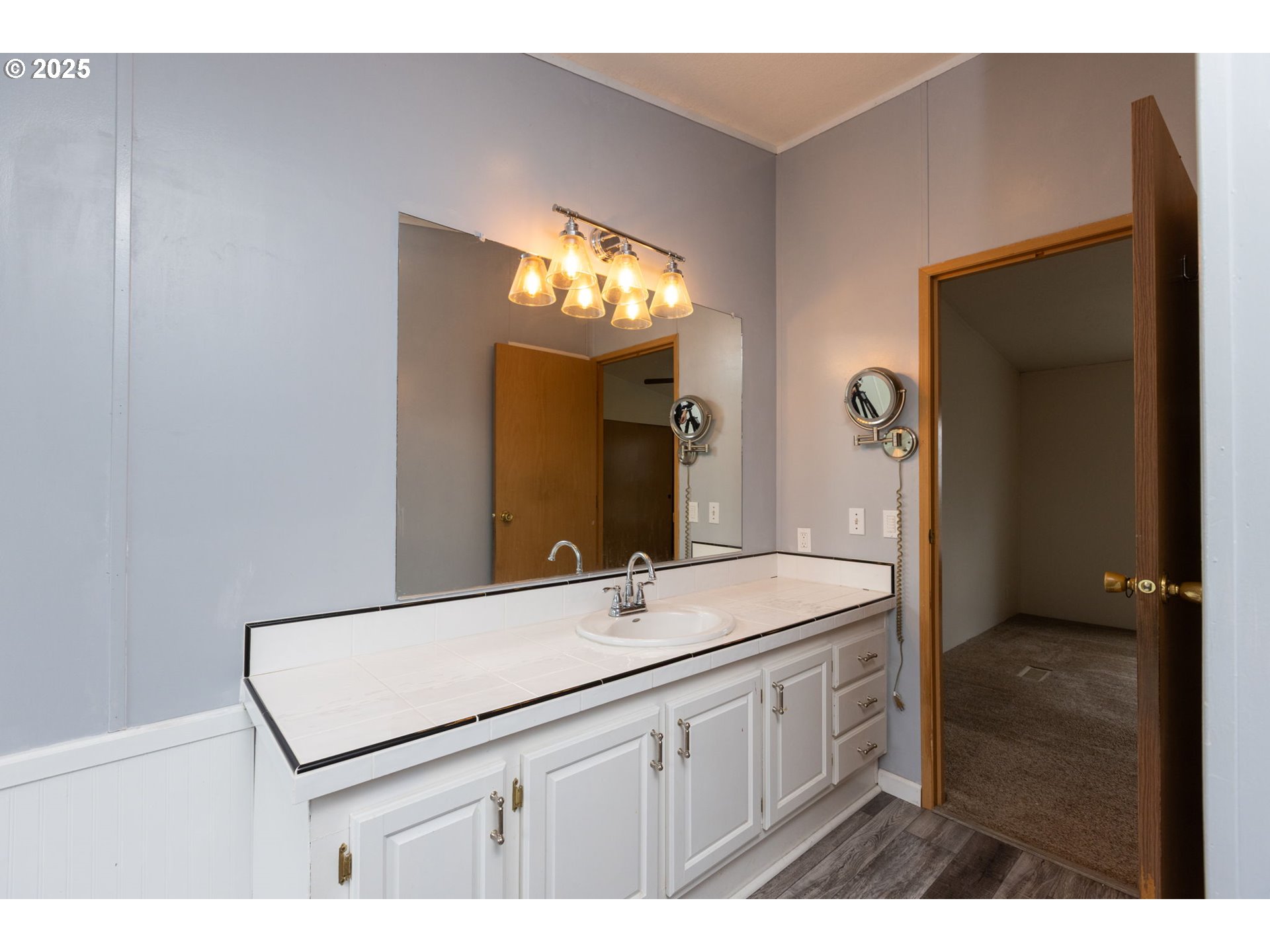1655 South Elm Street Canby, OR 97013 - Photo 17 of 32 a bathroom with a sink and a mirror