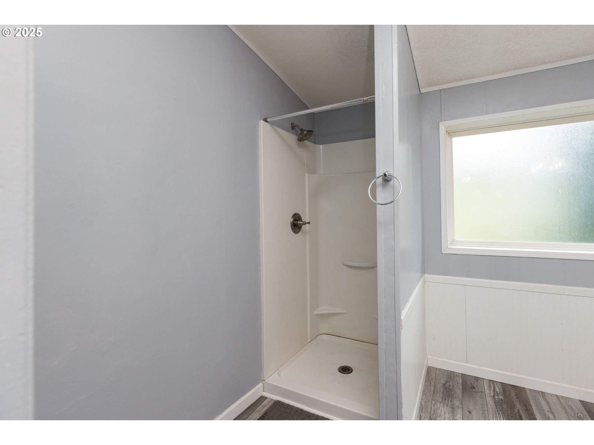 1655 South Elm Street Canby, OR 97013 - Photo 18 of 32 a bathroom with a shower