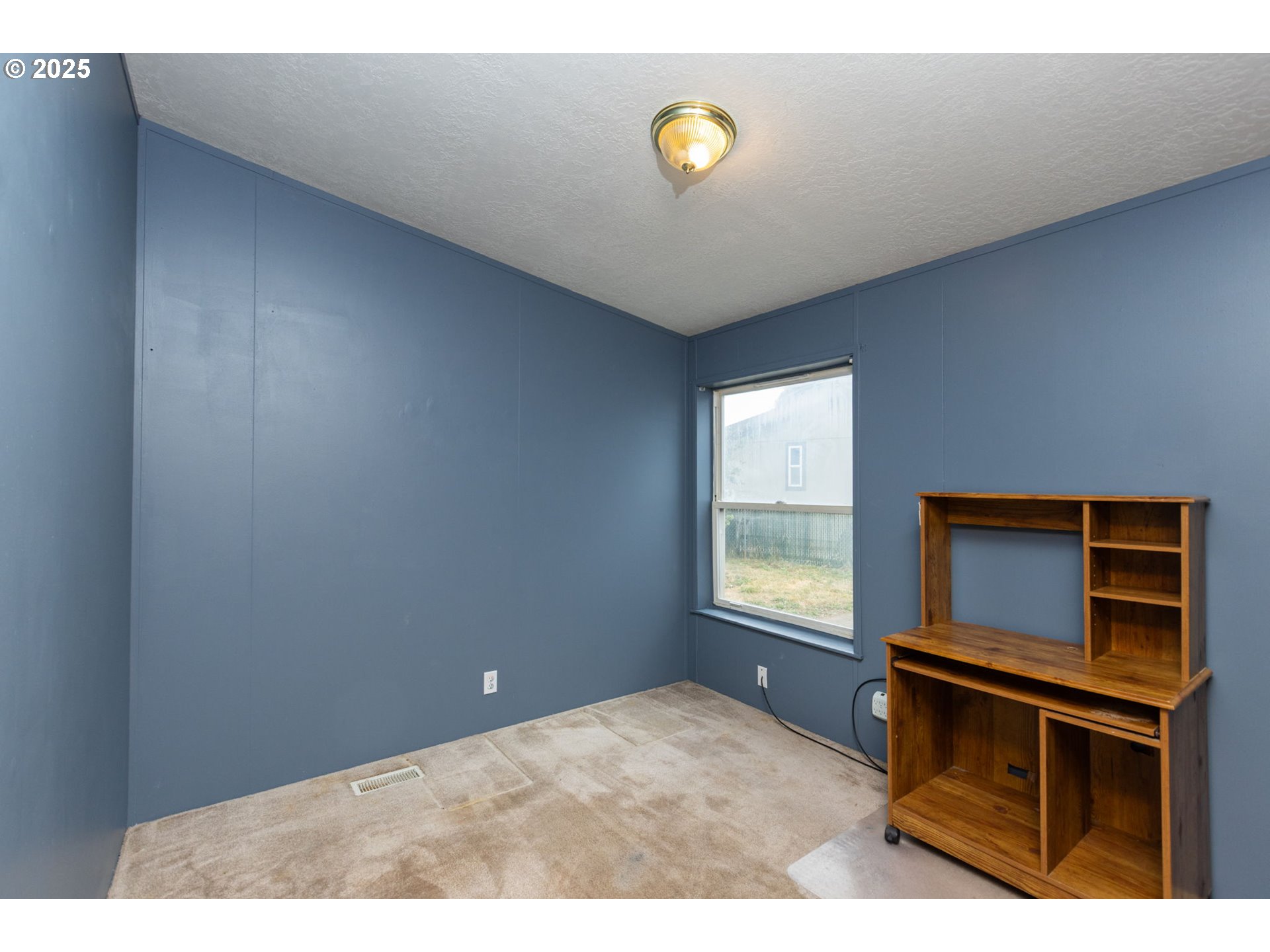 1655 South Elm Street Canby, OR 97013 - Photo 22 of 32 a living room with furniture and a window