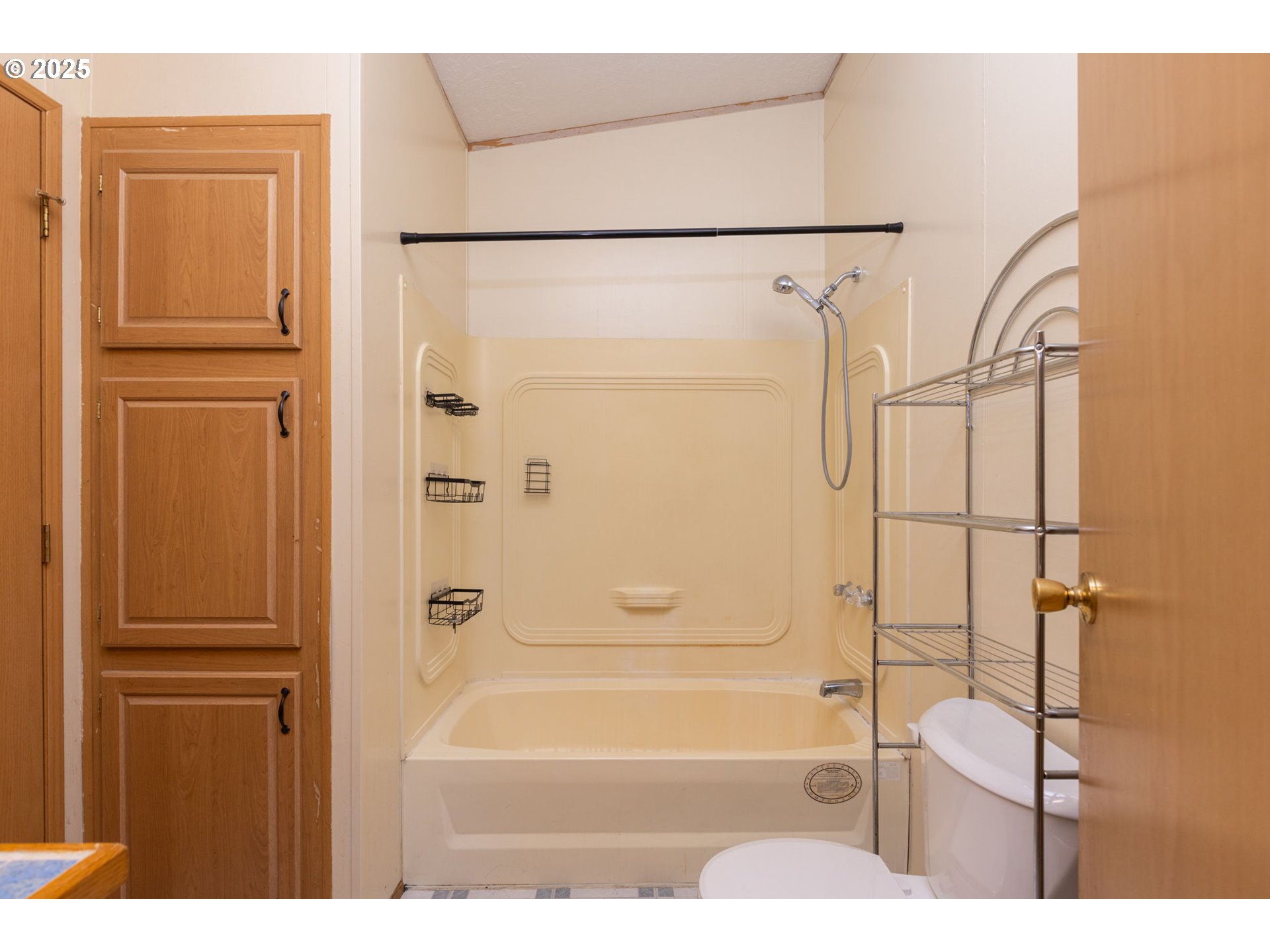 1655 South Elm Street Canby, OR 97013 - Photo 25 of 32 a bathroom with a bathtub and a shower