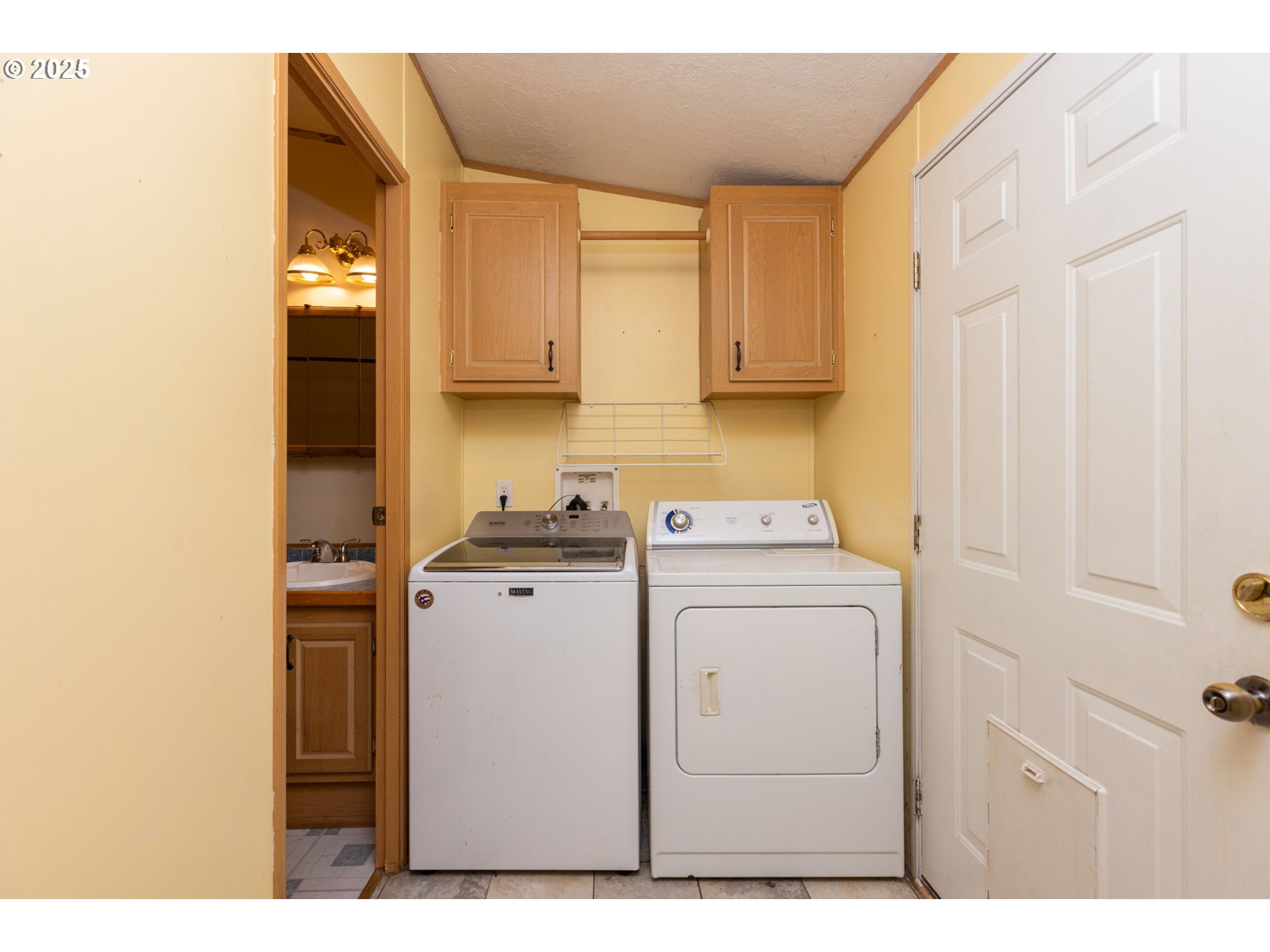 1655 South Elm Street Canby, OR 97013 - Photo 26 of 32 a utility room with dryer and washer