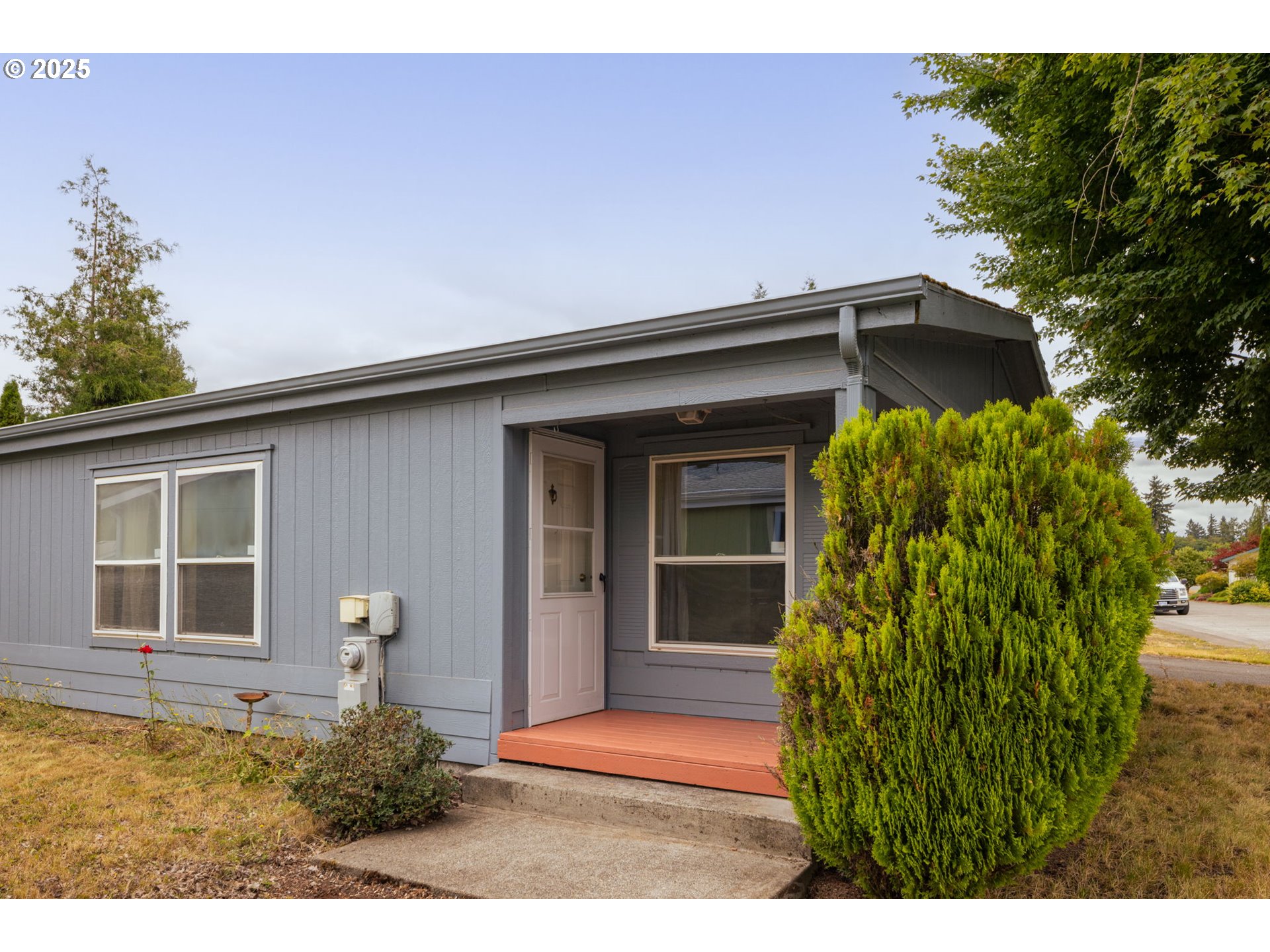 1655 South Elm Street Canby, OR 97013 - Photo 32 of 32 a front view of a house with a yard