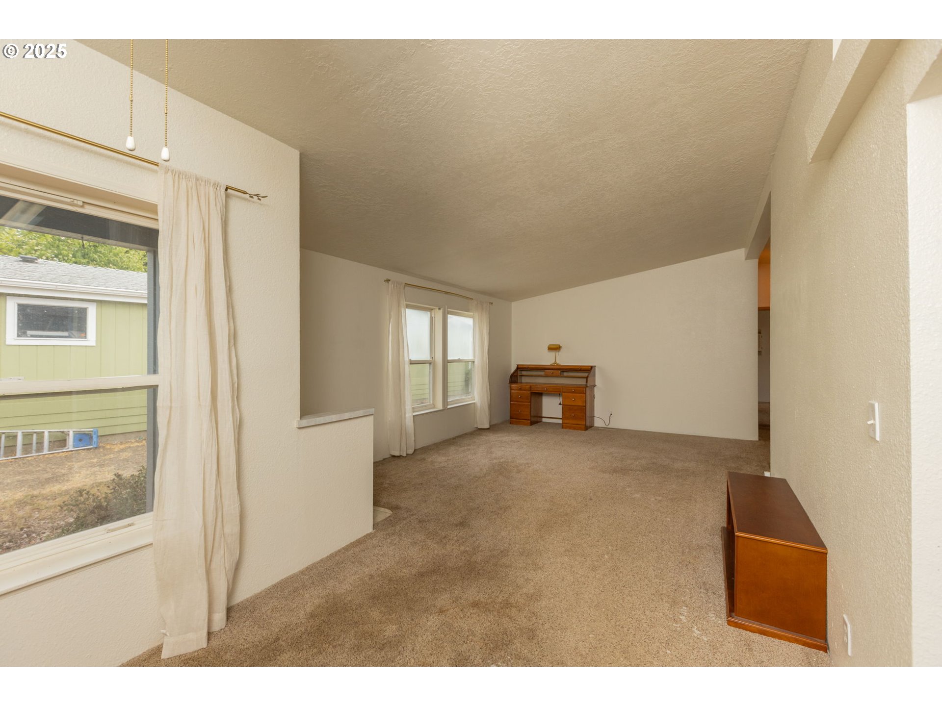 1655 South Elm Street Canby, OR 97013 - Photo 7 of 32 a view of empty room with floor to ceiling window