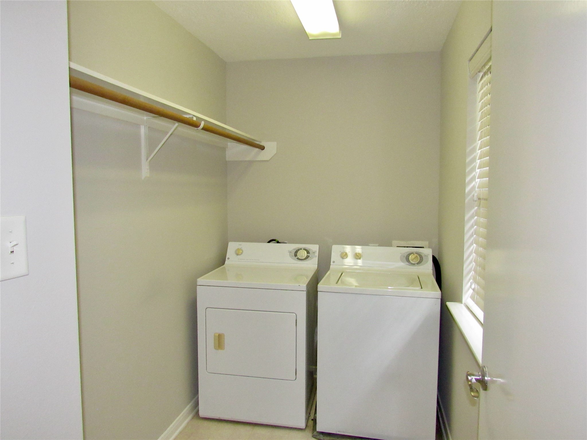 3231 Stoneydale Lane Spring, TX 77388 - Photo 7 of 16 a utility room with dryer and washer
