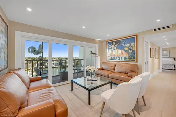 $1,899,000 | 300 Park Shore Drive, Unit PHA6, Naples, FL 34103