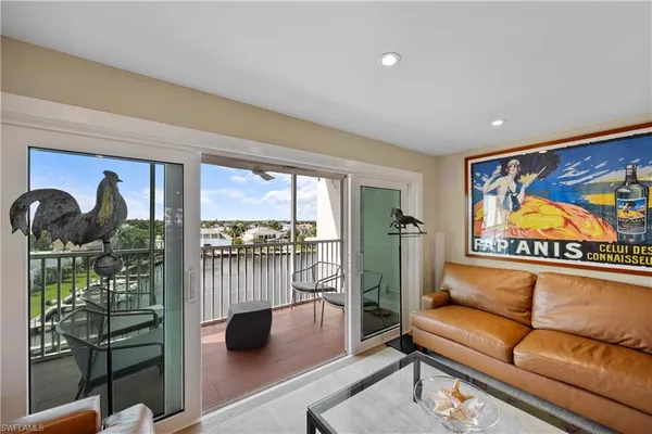 $1,899,000 | 300 Park Shore Drive, Unit PHA6, Naples, FL 34103