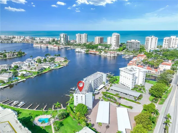 $1,899,000 | 300 Park Shore Drive, Unit PHA6, Naples, FL 34103