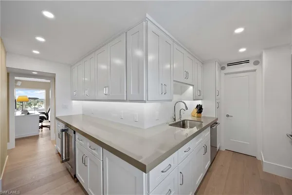 $1,899,000 | 300 Park Shore Drive, Unit PHA6, Naples, FL 34103