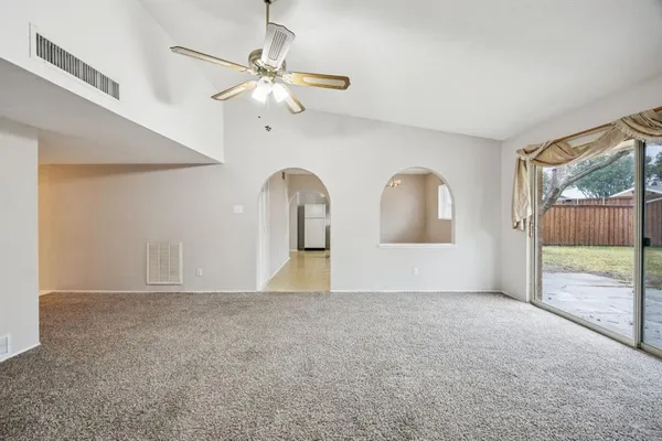 a view of a backyard