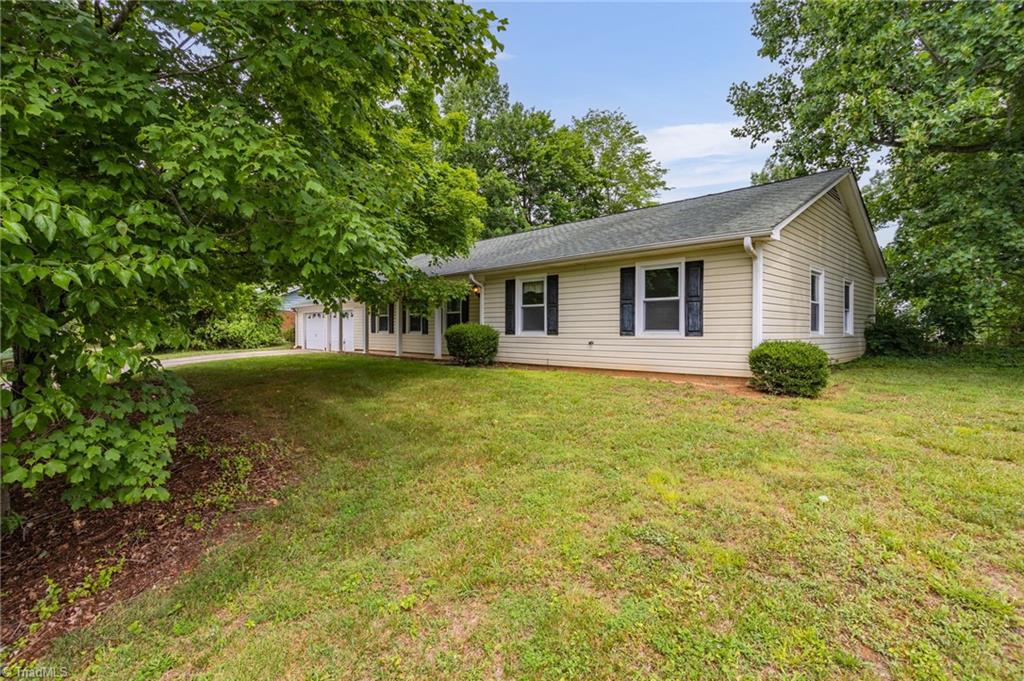 831 Bundaberg Lane Rural Hall, NC 27045 - Photo 3 of 28 Gallery Image 3