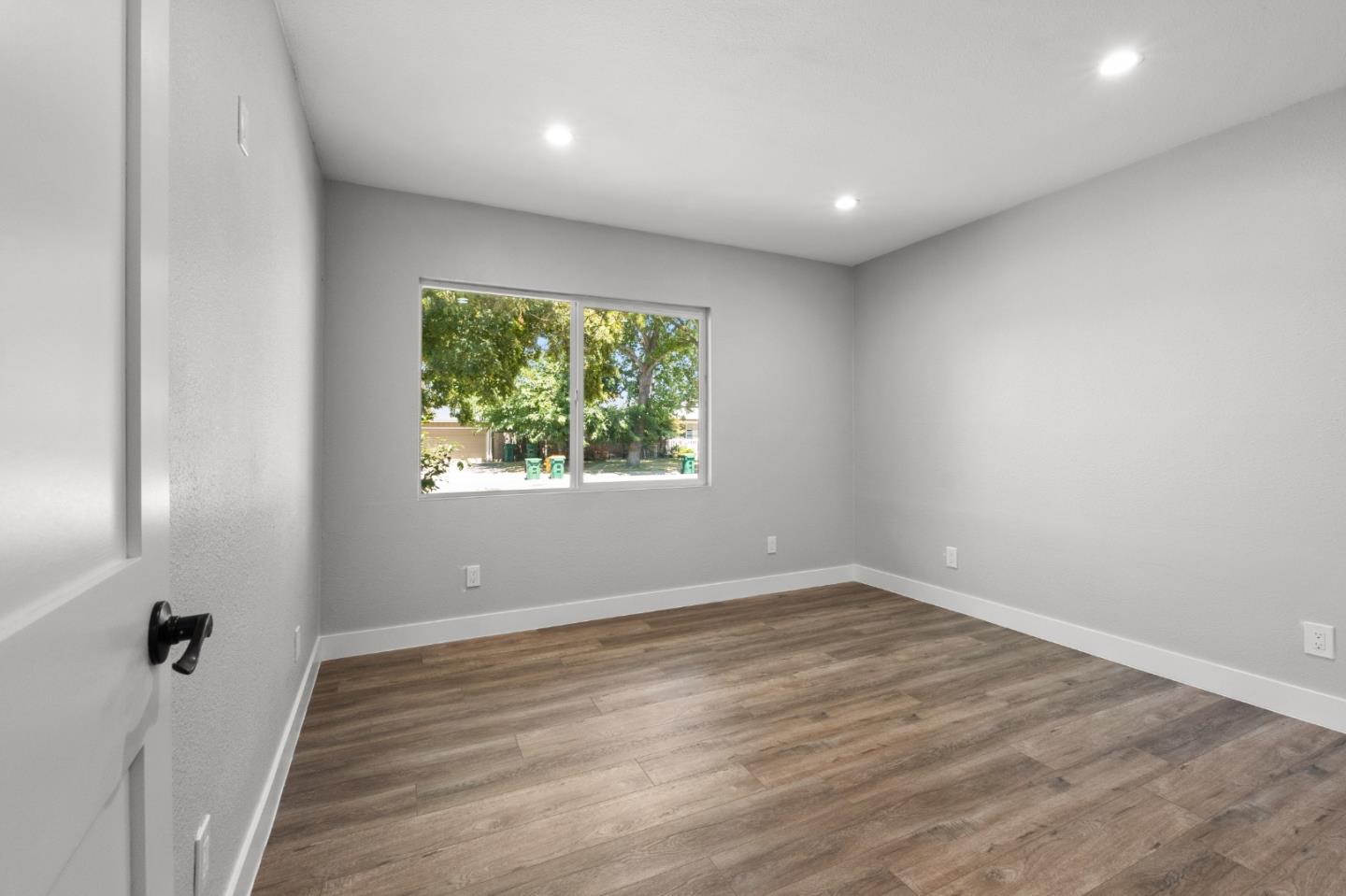 212 East Longview Avenue Stockton, CA 95207 - Photo 26 of 34 an empty room with a window