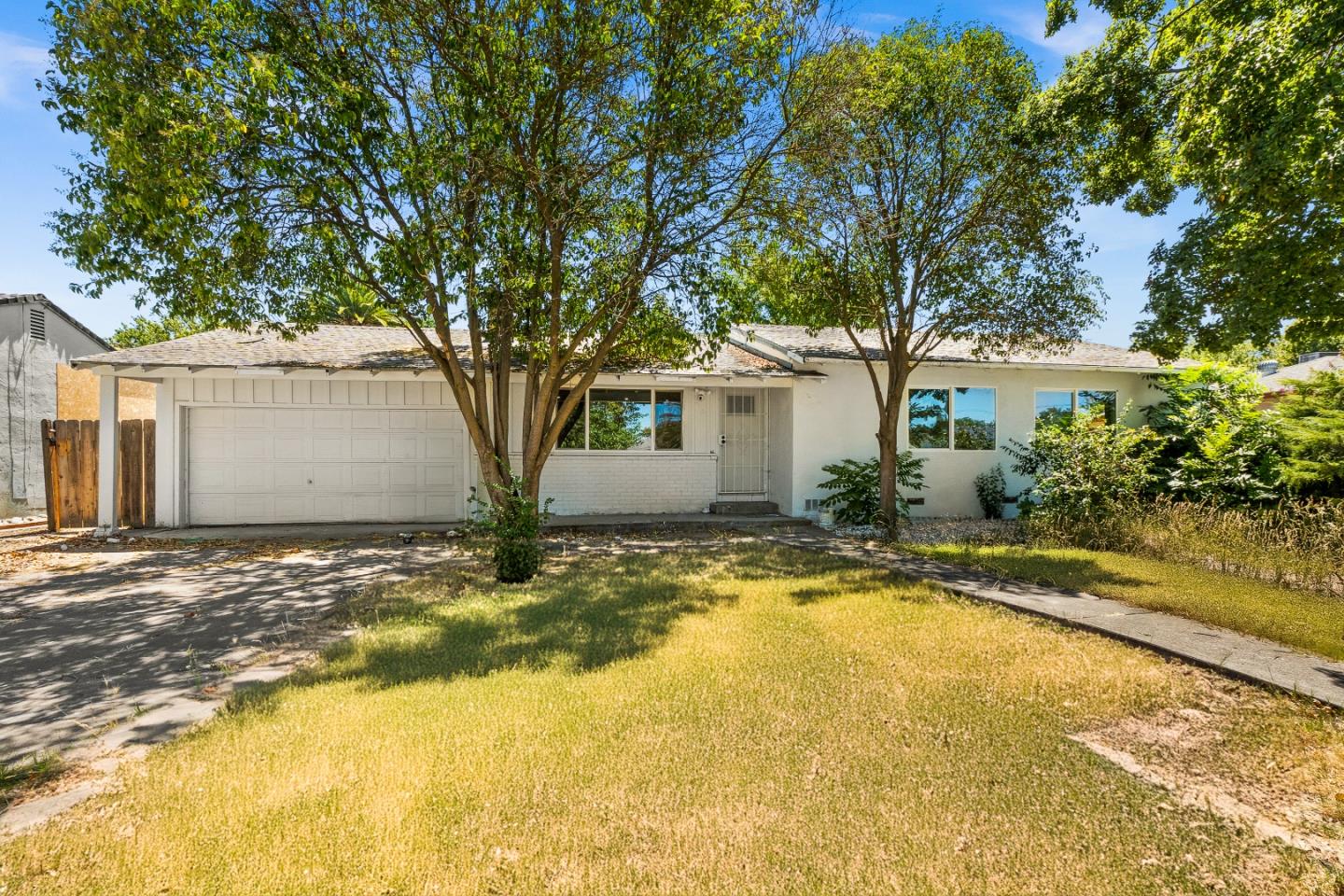 212 East Longview Avenue Stockton, CA 95207 - Photo 32 of 34 a view of a house with swimming pool