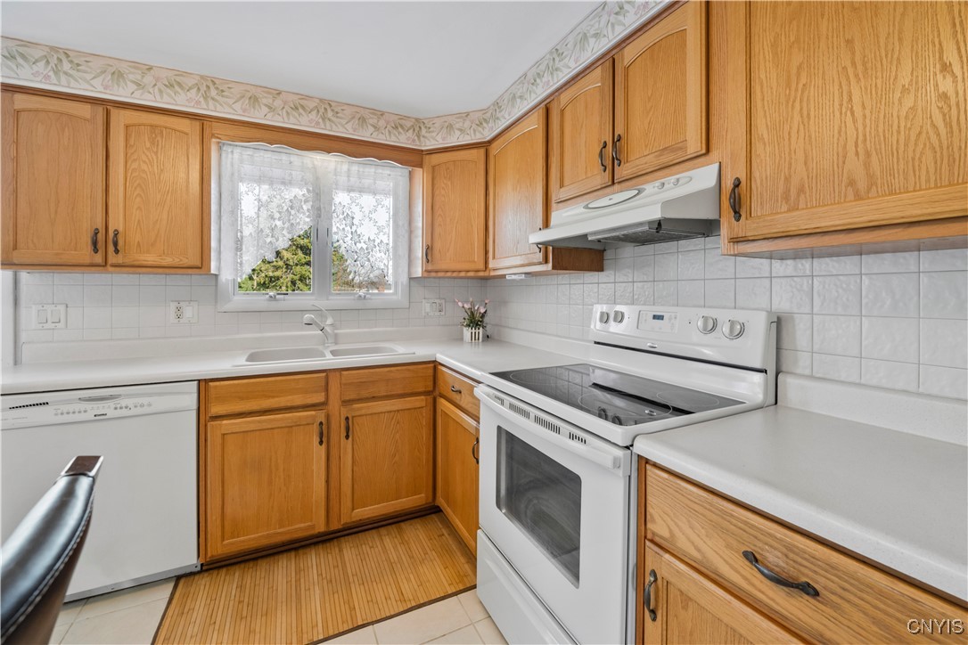 7444 Thunderbird Road Clay, NY 13088 - Photo 14 of 35