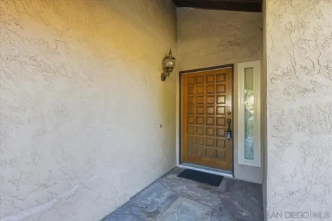 a view of entryway with garden