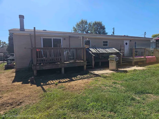 a view of a house with backyard and porch