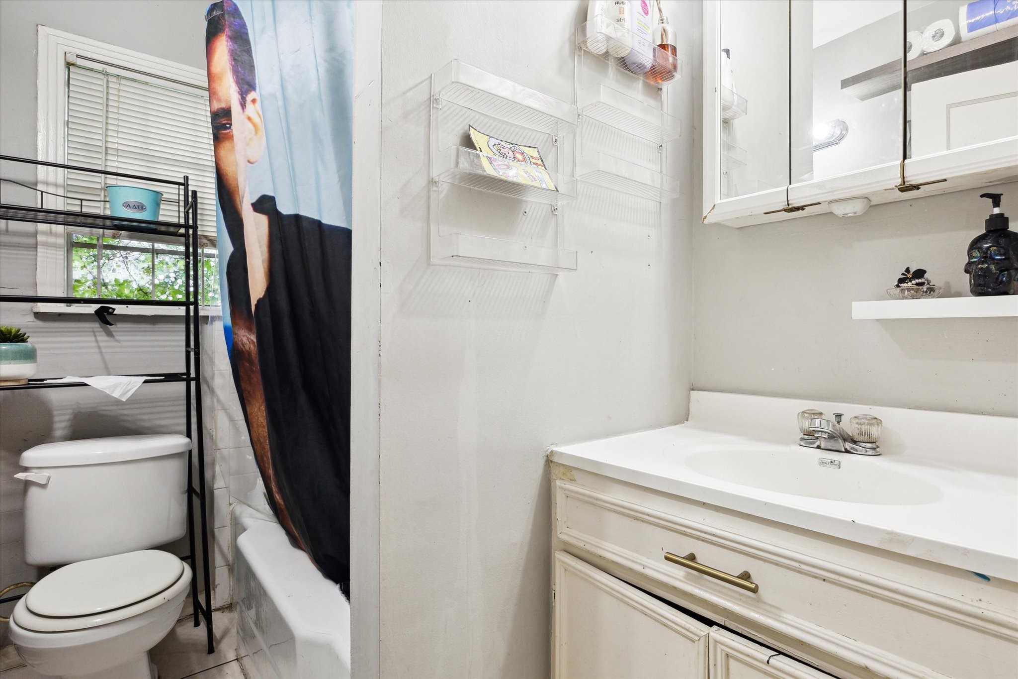 1206 Shearn Street Houston, TX 77007 - Photo 8 of 11 View of bathroom - includes tub/shower combo