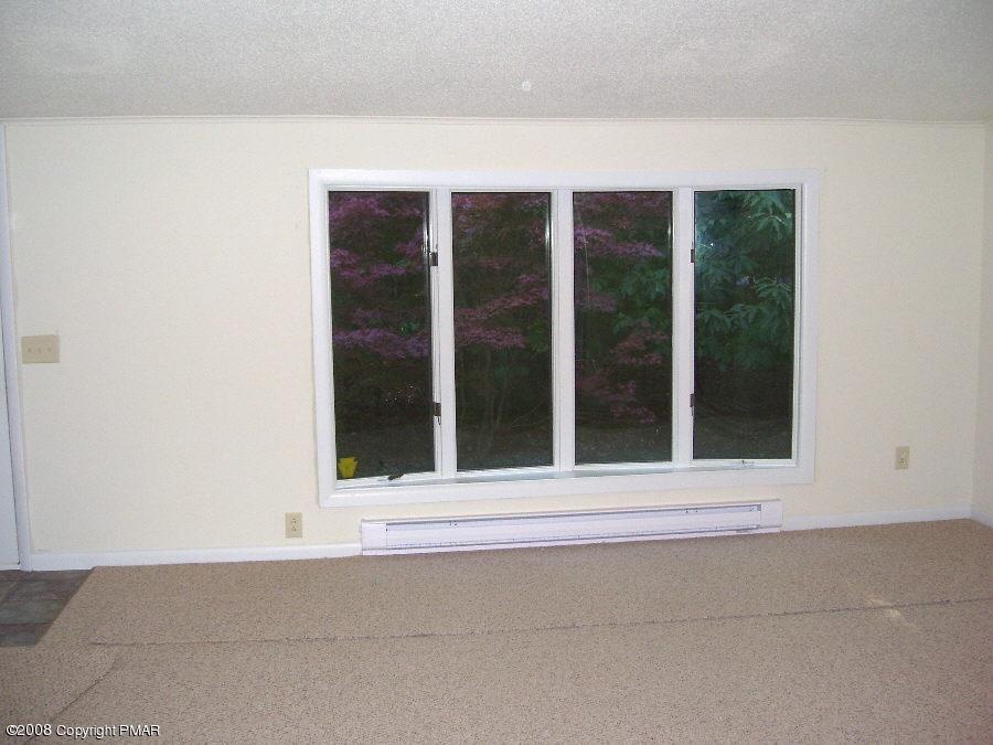 1611 Pine Ridge Lane Effort, PA 18330 - Photo 4 of 12 Living room