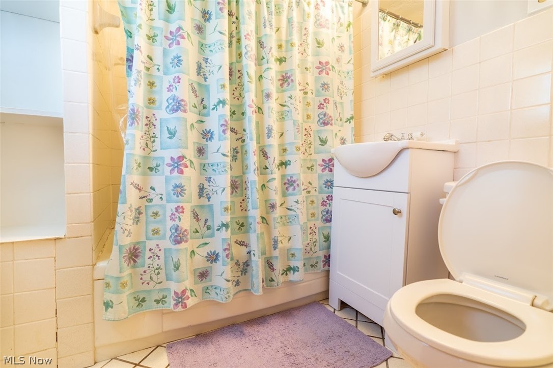 4205 Lambert Road Cleveland, OH 44121 - Photo 17 of 24 Bathroom 2
