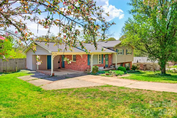 $335,000 | 1091 16th Avenue Northwest, Hickory, NC 28601