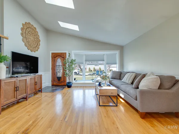 $385,000 | 51 Rozanne Drive, Addison, IL 60101