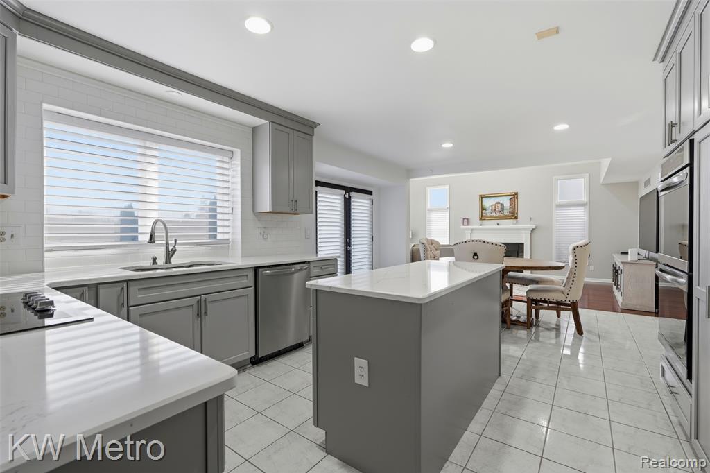 887 Grovecrest Rochester Hills, MI 48307 - Photo 9 of 42