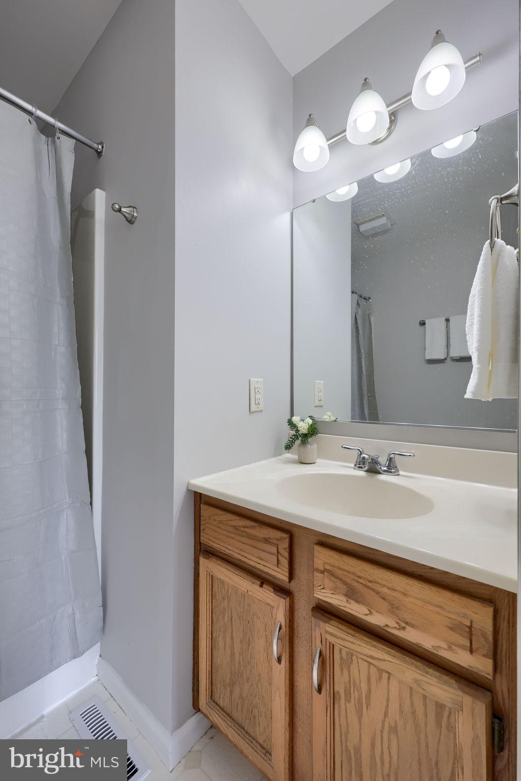 2904 Newport Way Reading, PA 19608 - Photo 22 of 35 Owners suite full bathroom.