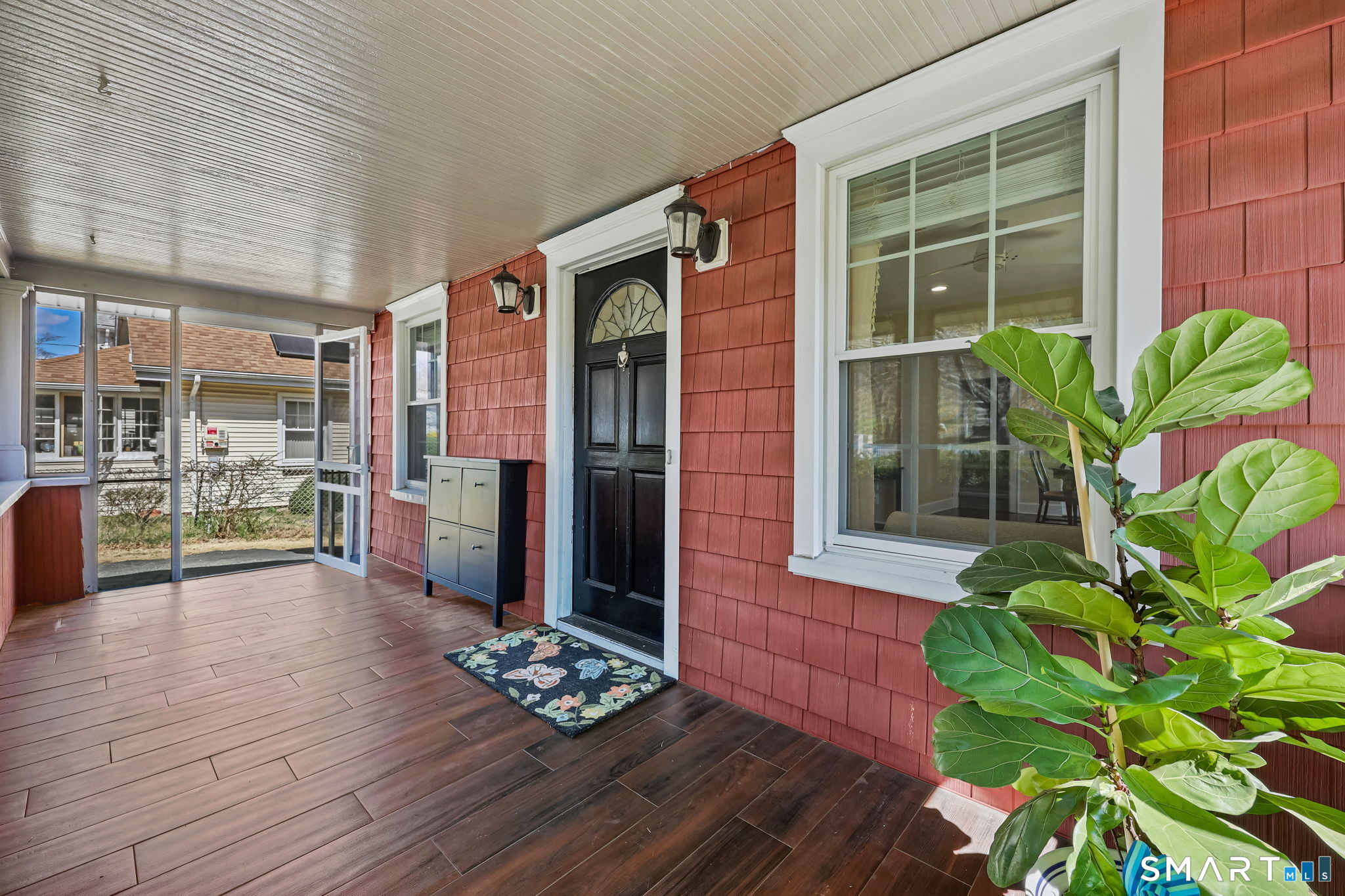 105 Knickerbocker Avenue Stamford, CT 06907 - Photo 4 of 31 a room with potted plants and a table and chair