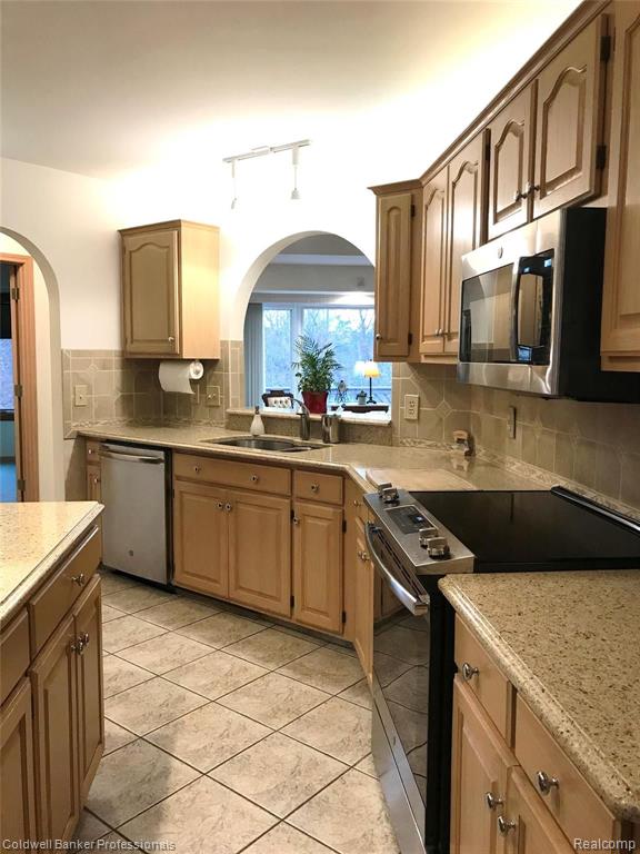 2040 Reagan Drive Rochester Hills, MI 48309 - Photo 13 of 42